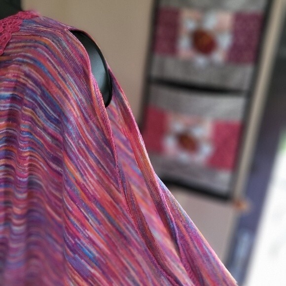 Almost Famous Red/Pink Striped Cold/Open Shoulder Asymmetrical Blouse Size Large - Picture 7 of 8